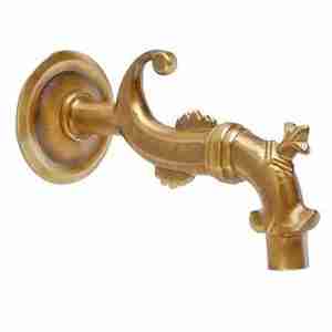 Outdoor wall fountain spout