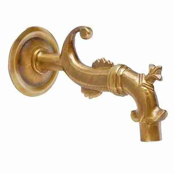 Outdoor wall fountain spout